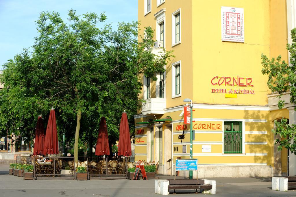 Corner Hotel & Kavehaz Dunaújváros Exterior foto