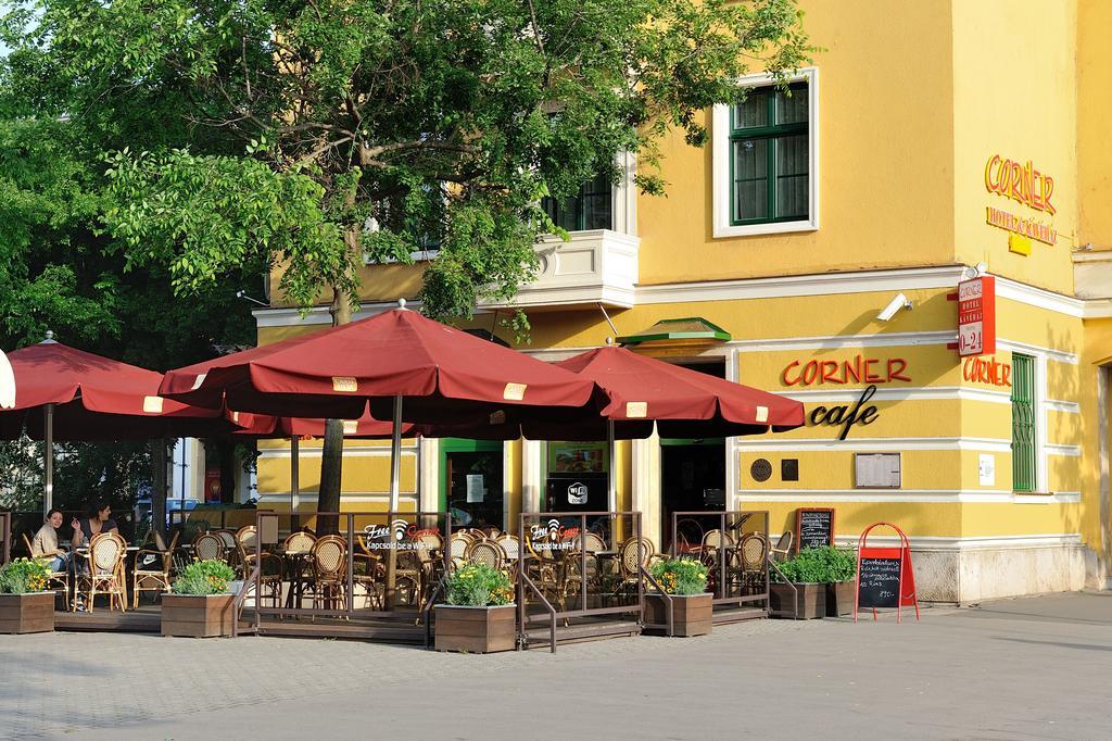 Corner Hotel & Kavehaz Dunaújváros Exterior foto